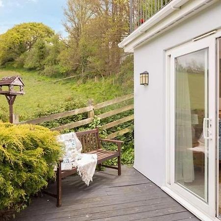 Cosy Beachfront Retreat With Stunning Sea Views & Free Access To A Local Indoor Pool Talland Exteriör bild