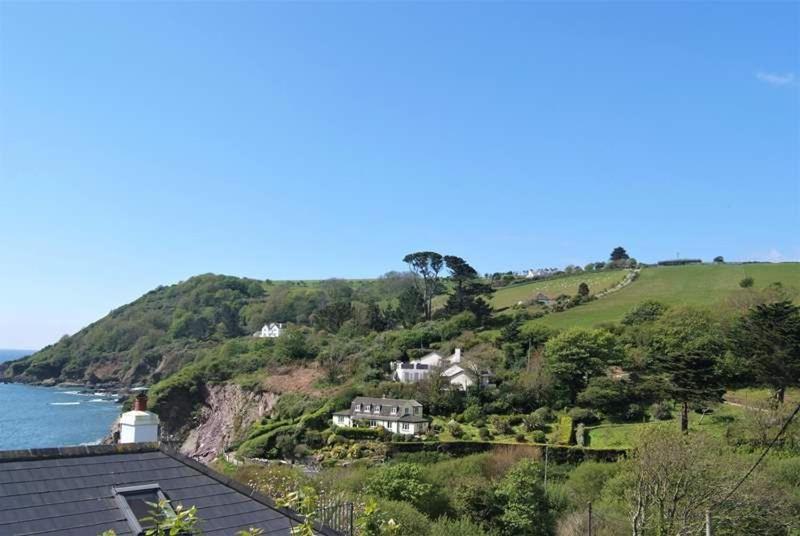 Cosy Beachfront Retreat With Stunning Sea Views & Free Access To A Local Indoor Pool Talland Exteriör bild