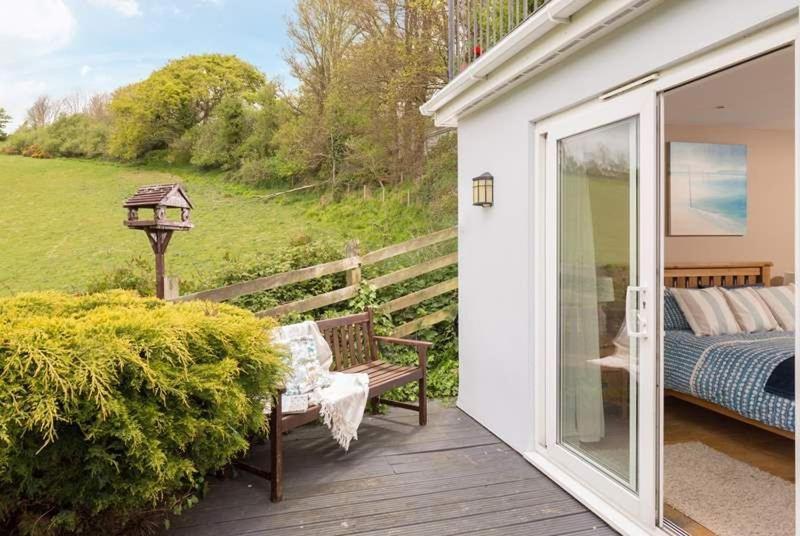Cosy Beachfront Retreat With Stunning Sea Views & Free Access To A Local Indoor Pool Talland Exteriör bild