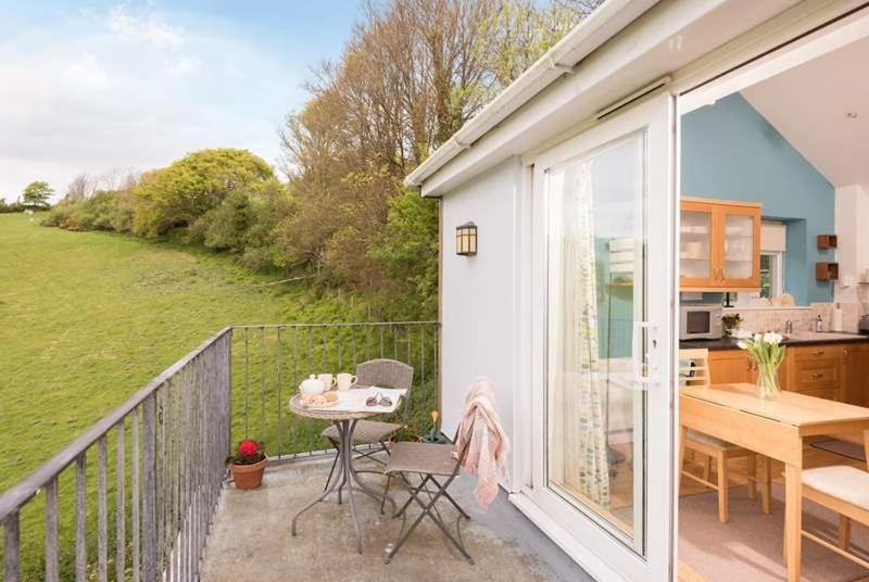 Cosy Beachfront Retreat With Stunning Sea Views & Free Access To A Local Indoor Pool Talland Exteriör bild