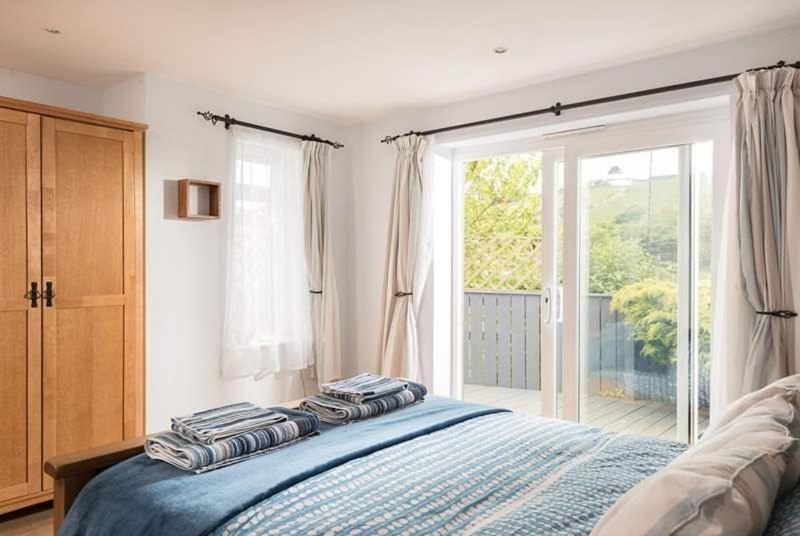 Cosy Beachfront Retreat With Stunning Sea Views & Free Access To A Local Indoor Pool Talland Exteriör bild