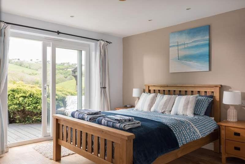 Cosy Beachfront Retreat With Stunning Sea Views & Free Access To A Local Indoor Pool Talland Exteriör bild