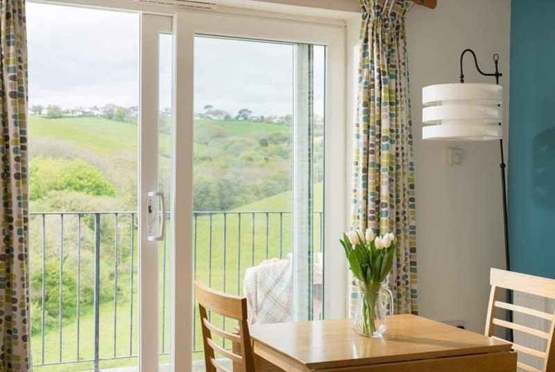 Cosy Beachfront Retreat With Stunning Sea Views & Free Access To A Local Indoor Pool Talland Exteriör bild