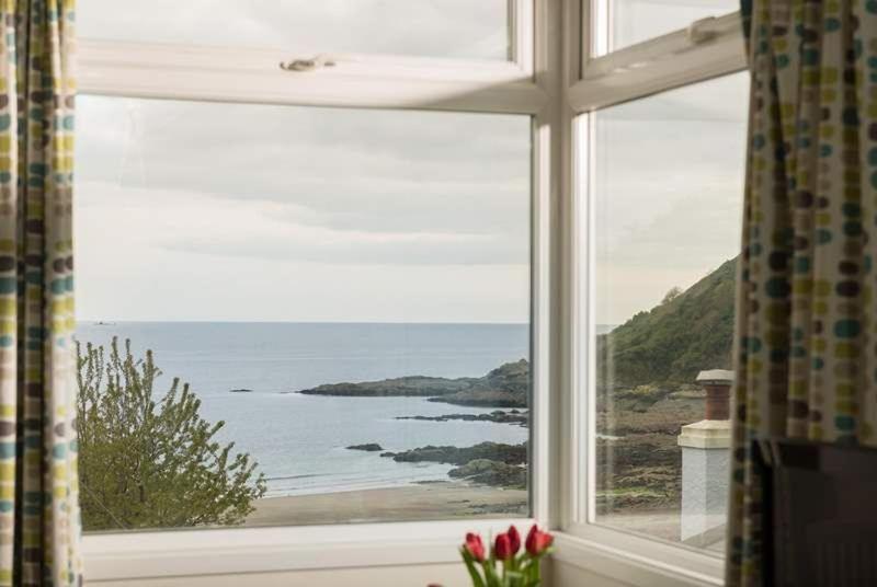 Cosy Beachfront Retreat With Stunning Sea Views & Free Access To A Local Indoor Pool Talland Exteriör bild