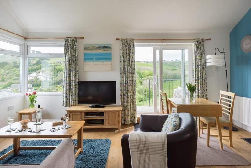 Cosy Beachfront Retreat With Stunning Sea Views & Free Access To A Local Indoor Pool Talland Exteriör bild