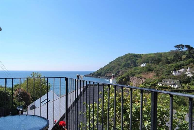 Cosy Beachfront Retreat With Stunning Sea Views & Free Access To A Local Indoor Pool Talland Exteriör bild