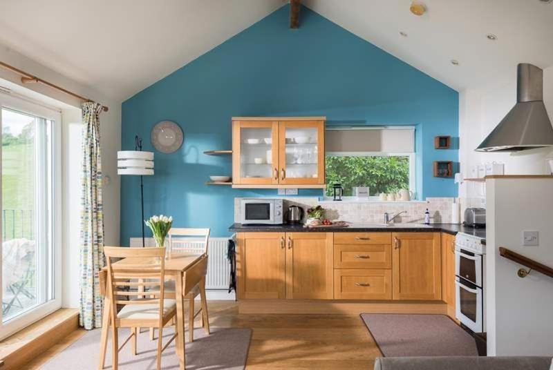 Cosy Beachfront Retreat With Stunning Sea Views & Free Access To A Local Indoor Pool Talland Exteriör bild