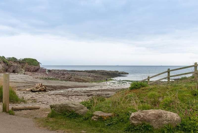Cosy Beachfront Retreat With Stunning Sea Views & Free Access To A Local Indoor Pool Talland Exteriör bild